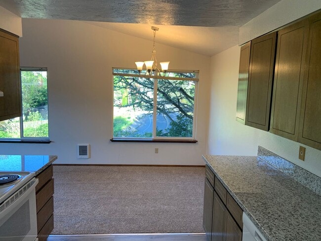 Building Photo - 2955 NW Glenridge Dr