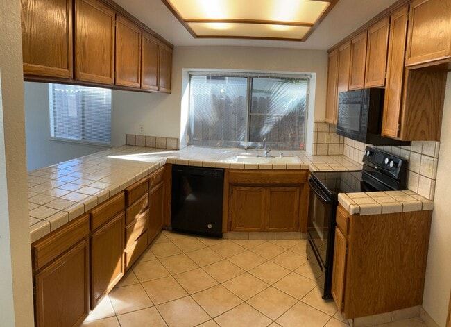 Building Photo - 3813 Saguaro Cir