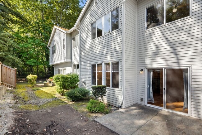 Building Photo - Spacious 3 bed Townhome