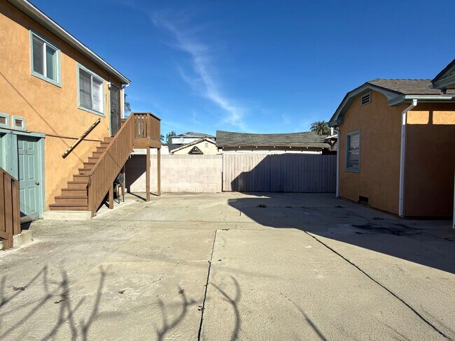 Building Photo - **2255 Linden Ave Long Beach** Downstairs 1 bedroom 1 bath !!2 weeks free OAC!!