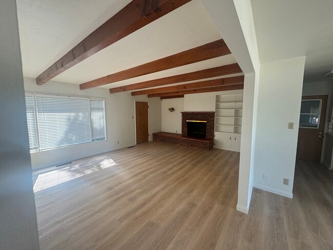 Building Photo - 120 Glencrest Ln