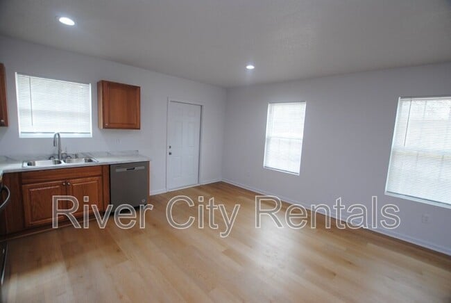Building Photo - 5621 Overlook Dr E