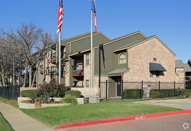 Building Photo - The Enclave at Bear Creek