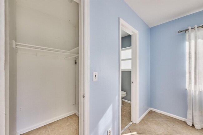 Building Photo - 5720 NE 22nd Way