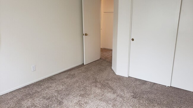 Building Photo - NICE 3 BED/2.5 BATH/2 CAR GARAGE/1590 SQ. ...