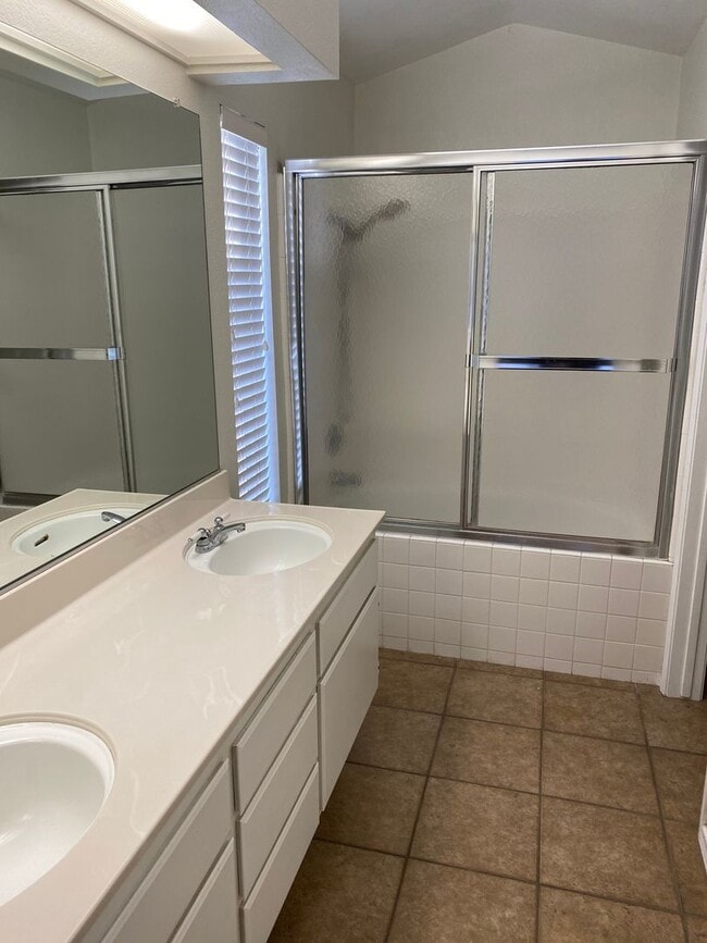 Building Photo - 3 bed, 2 1/2 bath home in the foothills of...