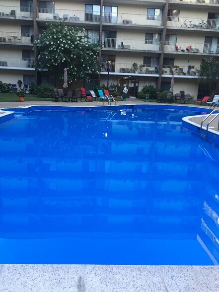 beautiful pool - 2100 Kanawha Ave SE