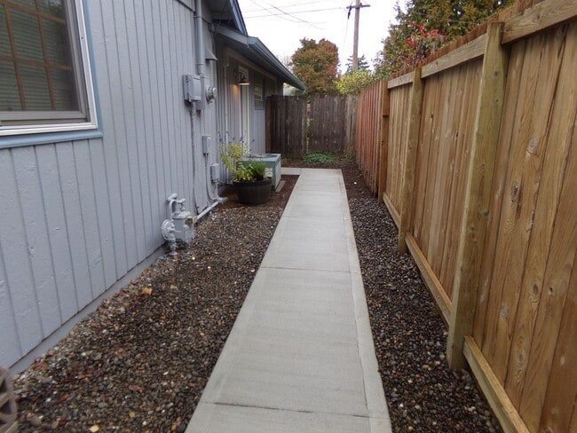 Building Photo - 1 BR, 1 BA ADU ~WATER/SEWER/GARBAGE/ELECTRIC INCLUDED!