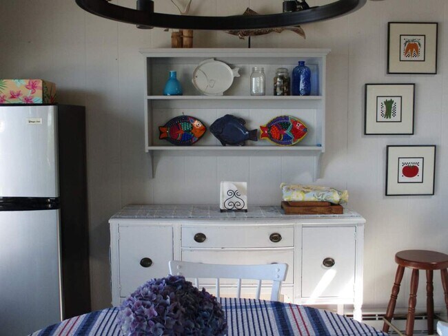 Building Photo - Charming Partially Furnished Waterfront Home in Gig Harbor