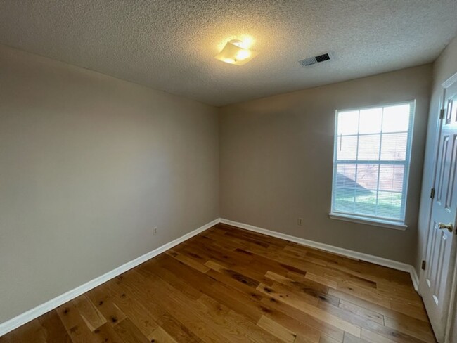 Building Photo - !Stonecreek Subdivision, hardwood floors!