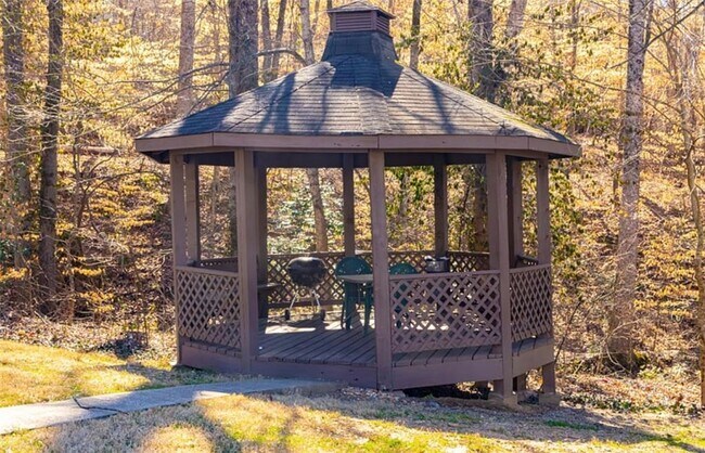 Building Photo - 2411 Huntingdon Chase