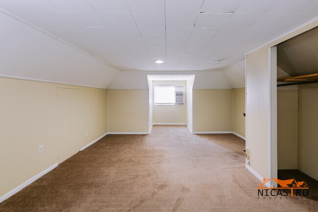 Building Photo - 2064 Indianola Ave