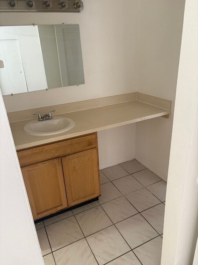 Building Photo - Baywatch Apartments- Five Minutes Driving from USF