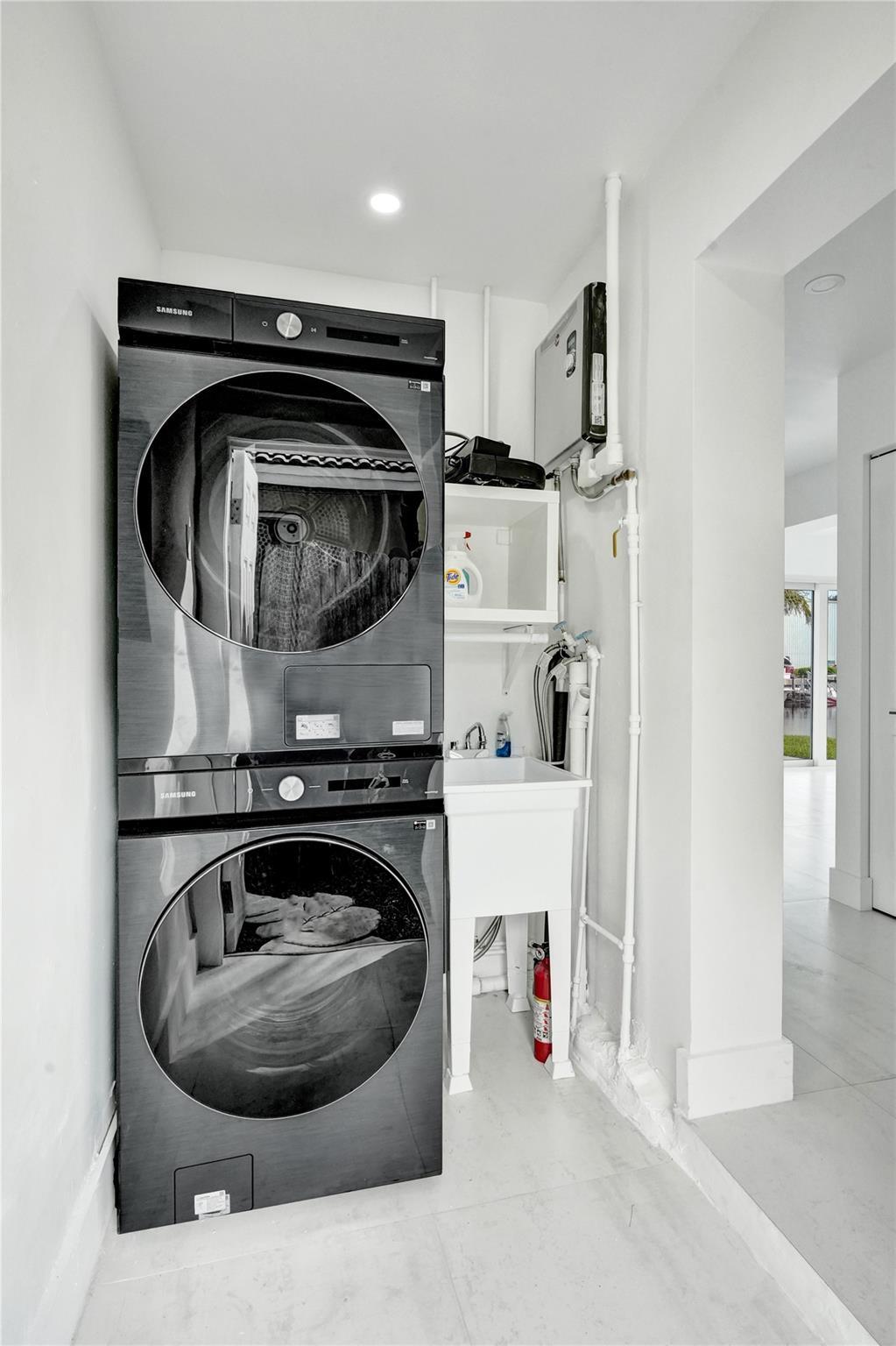 Building Photo - 1960 SE 5th Ct