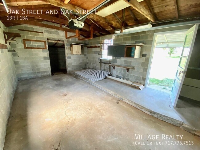 Building Photo - 24 Oak St