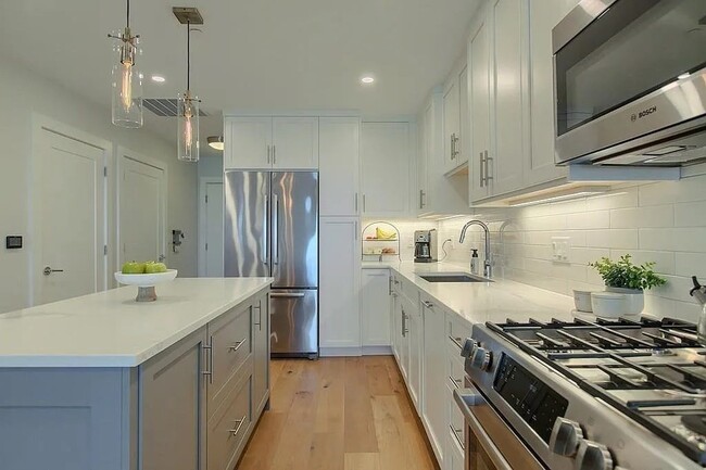 Building Photo - 250 Meridian St