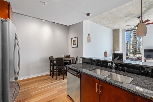 Building Photo - 360 Nueces St