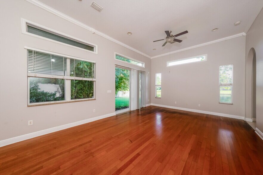 Building Photo - 1755 Palisades Dr