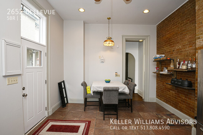 Building Photo - 2652 Bellevue-