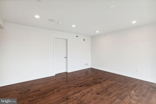 Building Photo - 708 S Sartain St