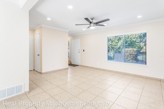 Building Photo - 3 br, 2.5 bath House - 1045 Clark St