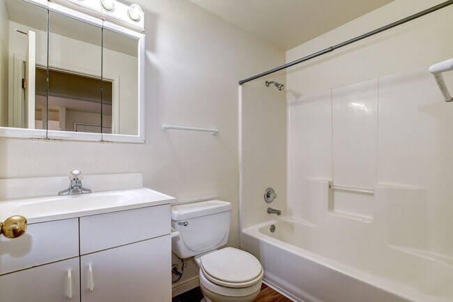 Building Photo - 114 Bradshaw Dr