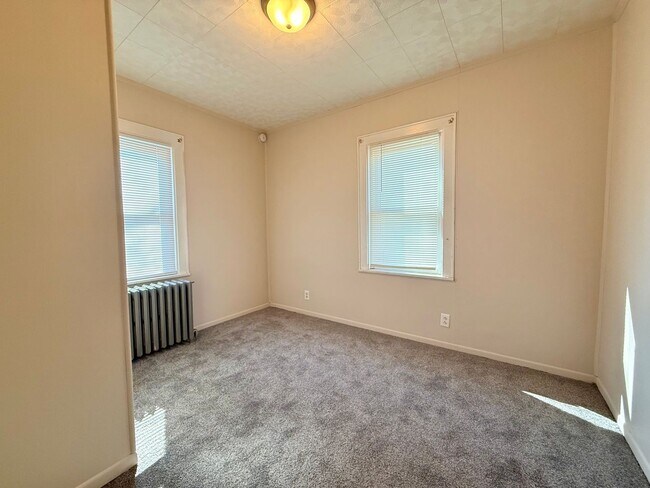 Building Photo - 2 Bedroom, 1 Bath Home  & Garage Available in Peoria IL!