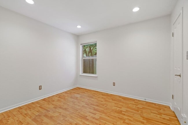 Building Photo - Spacious 4BR House in Austin