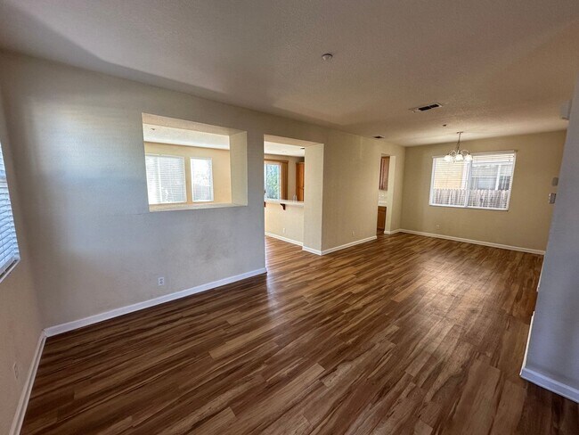 Building Photo - 3 Bed 2.5 Bath Single Family Home In Brentwood