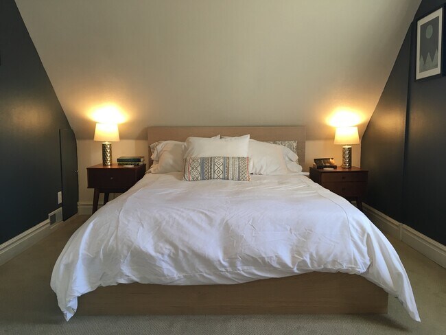 Building Photo - Bright and Cozy 2-Bedroom in Sunnyside wit...