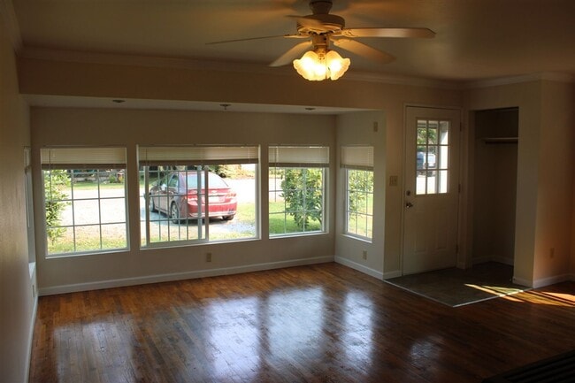 Building Photo - 3 Bedroom, 1.5 Bathroom House! Available now!