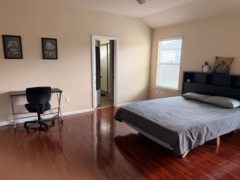 Building Photo - Room in Single Family Home on Bettylou Ln