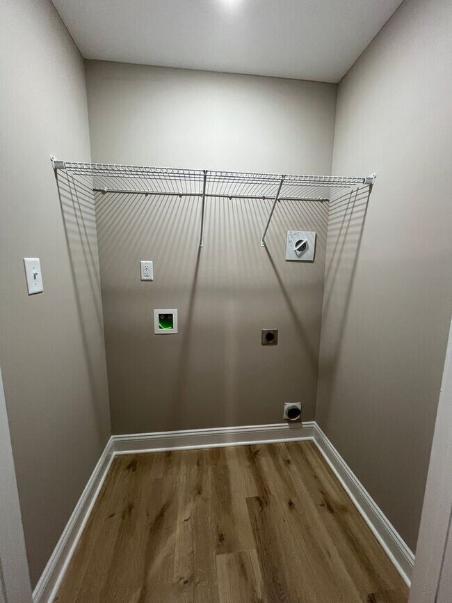 Building Photo - Charming 2-Bedroom Townhome with Modern Co...