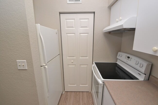 Building Photo - 1/1 Condo in Park Central ~ Gated Community with Resort Style Amenities