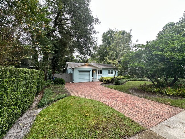 Building Photo - Stunning 3/2 Bungalow near the historic di...