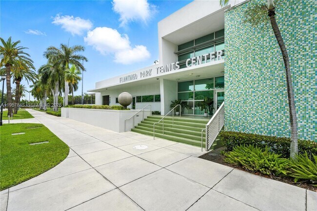 Building Photo - 727 14th Pl