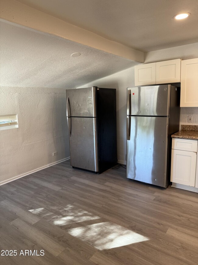 Building Photo - 2536 W Morten Ave