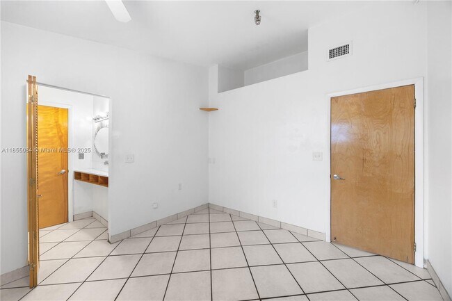 Building Photo - 7041 SW 63rd Ct