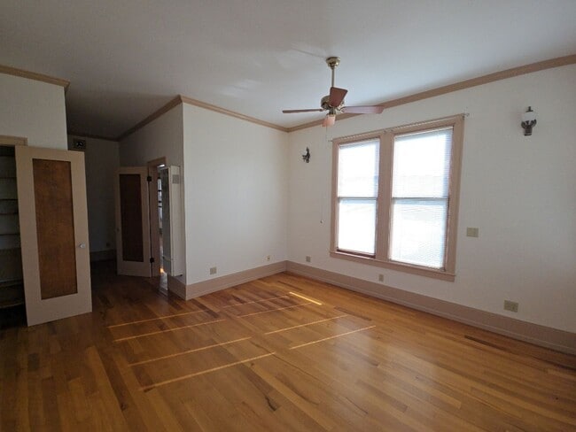 Building Photo - Distinctive Alton home offers charming living opportunity!