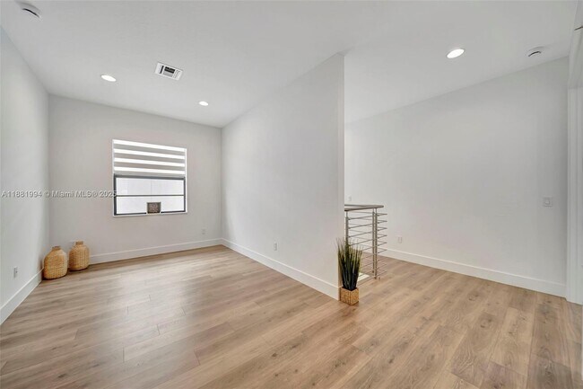 Building Photo - 1454 NW 23rd Ave