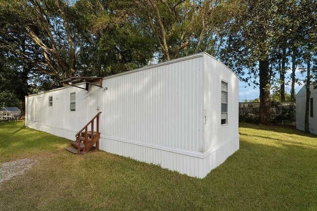 Primary Photo - Cozy 2 Bedroom Mobile Home - Northside Com...