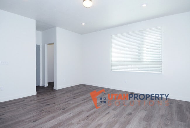 Building Photo - 1032 W 430 S