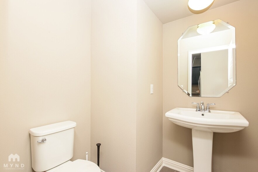 Building Photo - 13800 Lyndhurst St