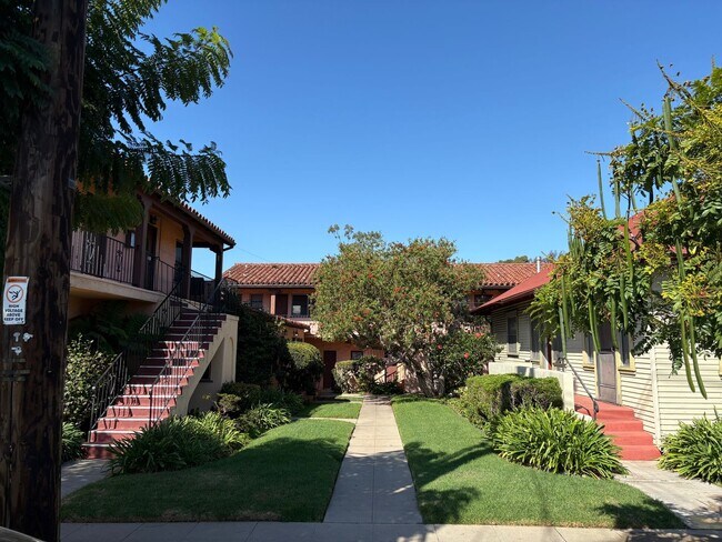 Building Photo - Rare Studio in Wonderful Area with Unique,...