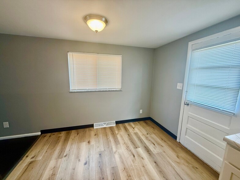 Building Photo - 4944 Fairway Ct