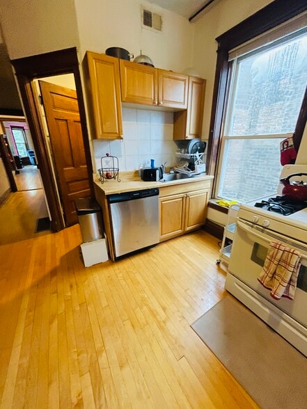 Kitchen - 3730 N Magnolia Ave
