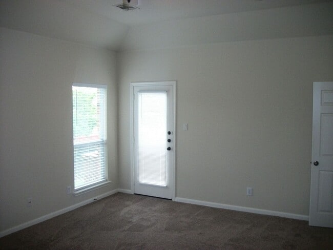 Building Photo - BEAUTIFUL HOME IN A GATED COMMUNITY!