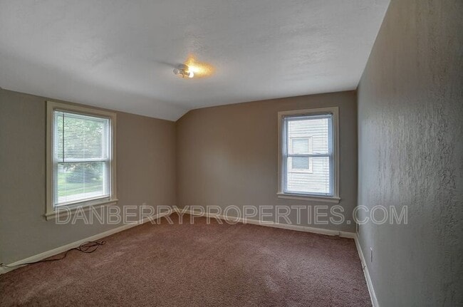 Building Photo - 1017 Searles Rd