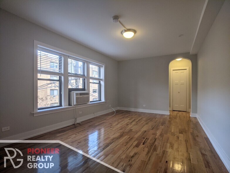 Building Photo - 560 W Arlington Pl