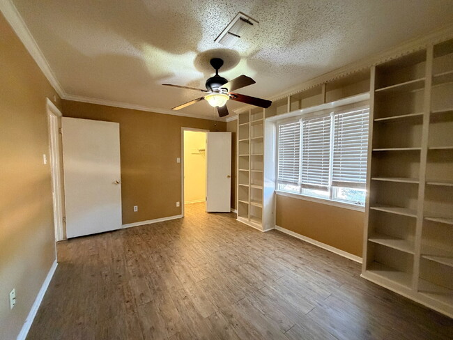 Building Photo - "Charming 3-Bed, 2-Bath Home in Lubbock – Spacious 1,233 Sq Ft Gem on 33rd Street!"